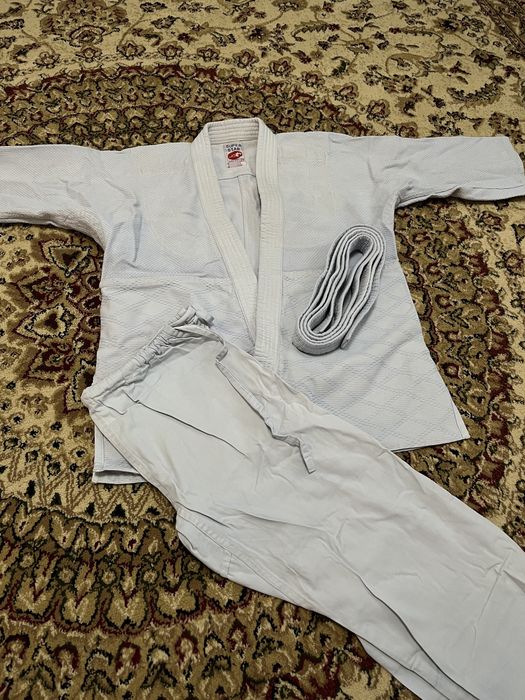Белый кимано для дзюдо