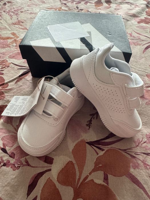 Детски обувки Адидас с етике