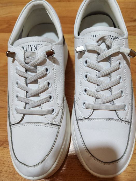 Продам женские кроссовки