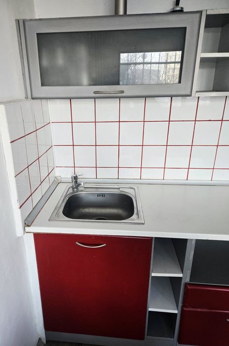 Продавам кухня в червено и сиво