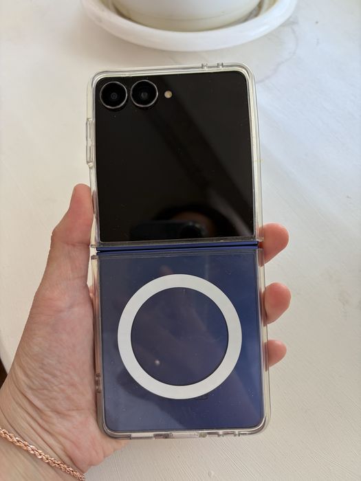 Galaxy Z Flip7.  Практически новый