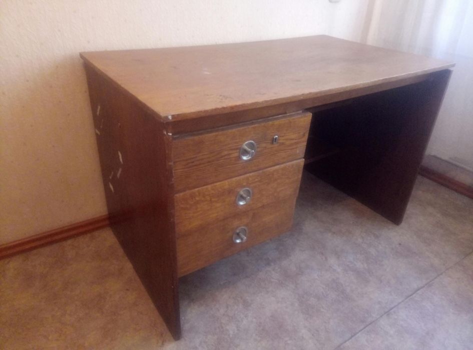 Стол письменный.