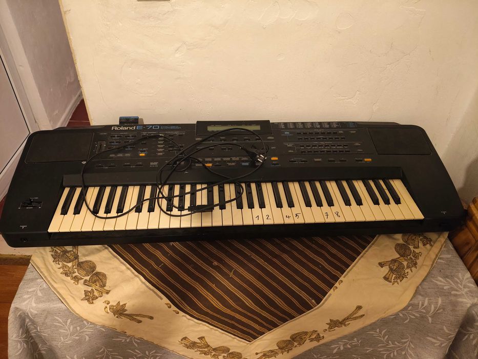 Orga Roland E-70