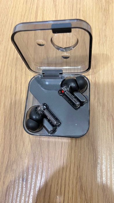 Nothing Phone (1) si Nothing Ear (1)