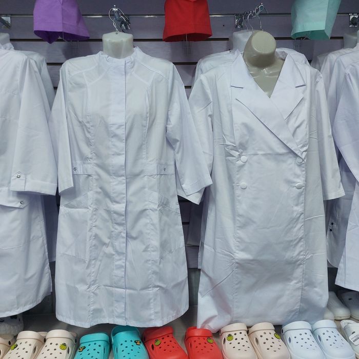 Медицинские халаты и костюмы и обувь
