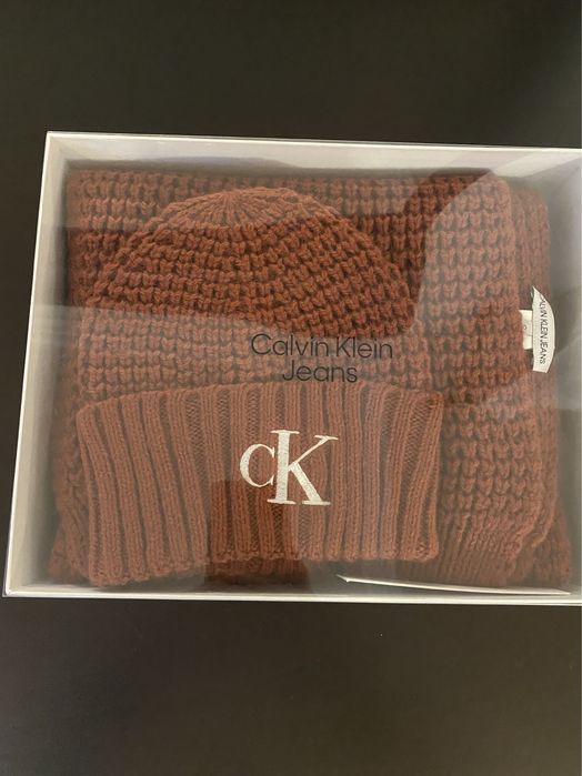 Caciula + fular Calvin Klein