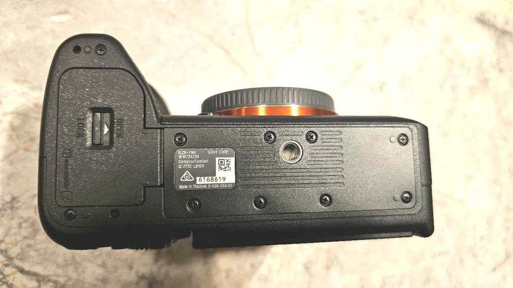 Sony A7 IV - 33MP, нисък пробег, състояние - като ново
Sony A7 IV – 3