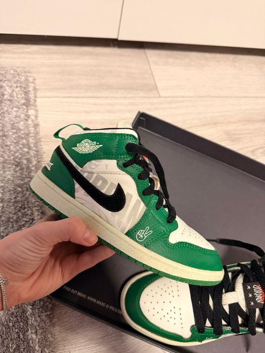 Jordan 1 mid SE 33,5