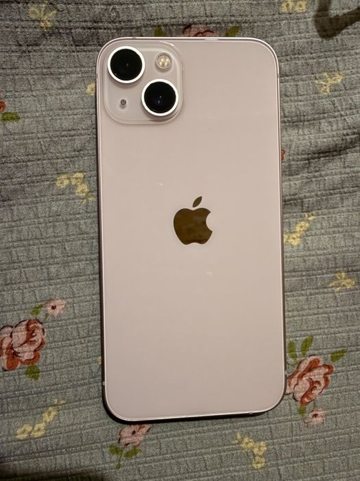 iPhone 13 в отличном состоянии.