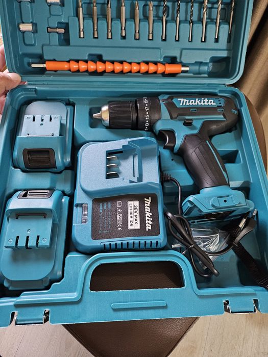 Mașină de găurit Makita cu două baterii și încărcător