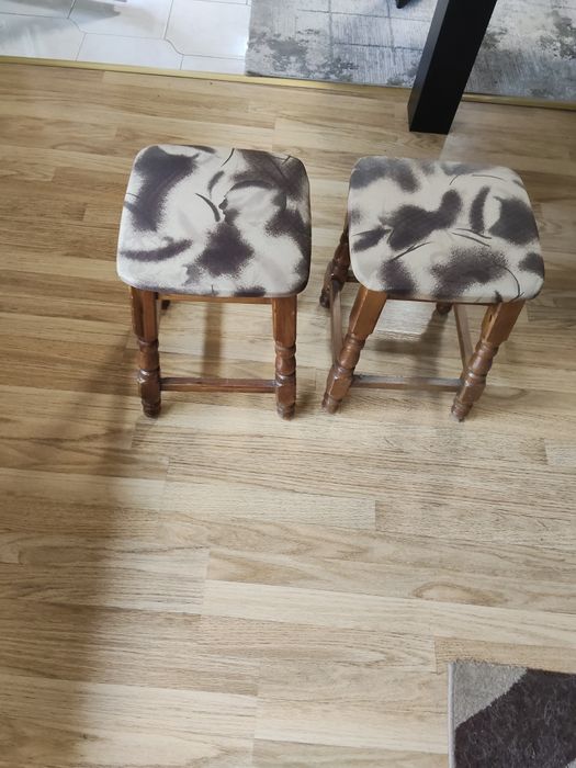 Табуретка от масивно дърво