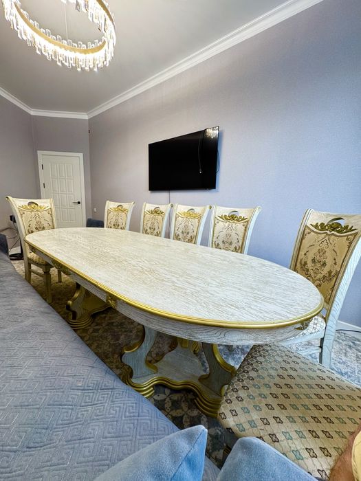 Стол 8 орындығымен сатылады