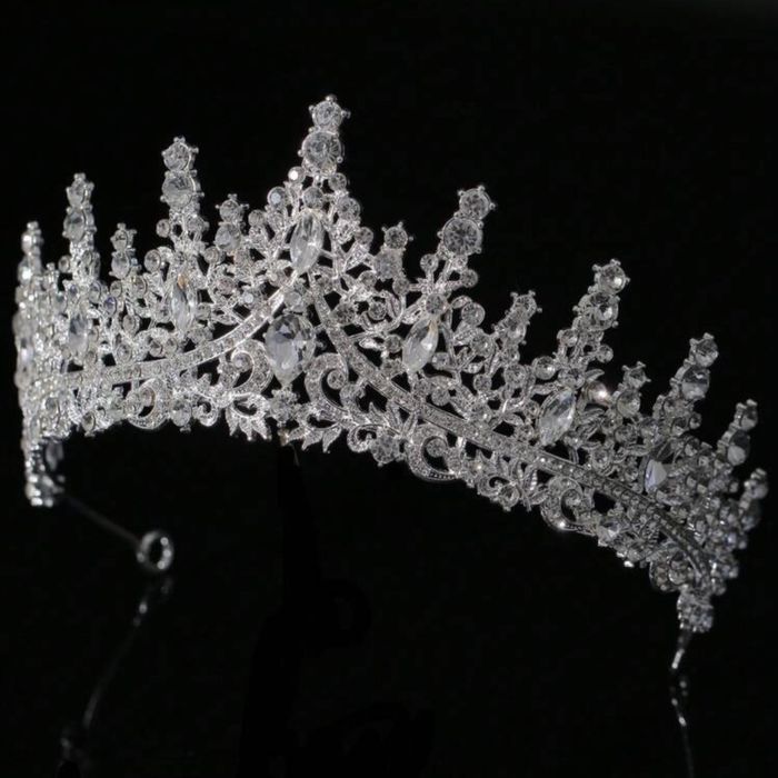 Комплект бижута - тиара, колие и обеци