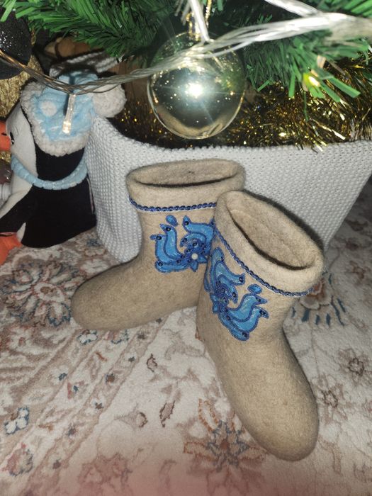 Зимние тёплые валенки ручной работы.