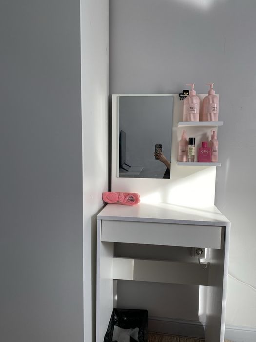 Продам столик для косметики