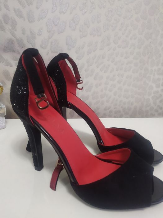 Продам босоножки