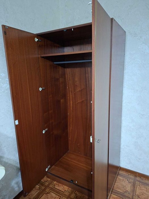 Шкаф для одежды и платьев.