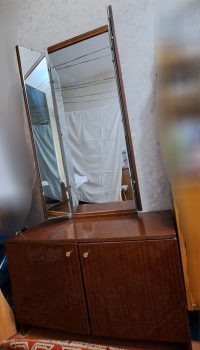 Трюмо полированое для спальни.