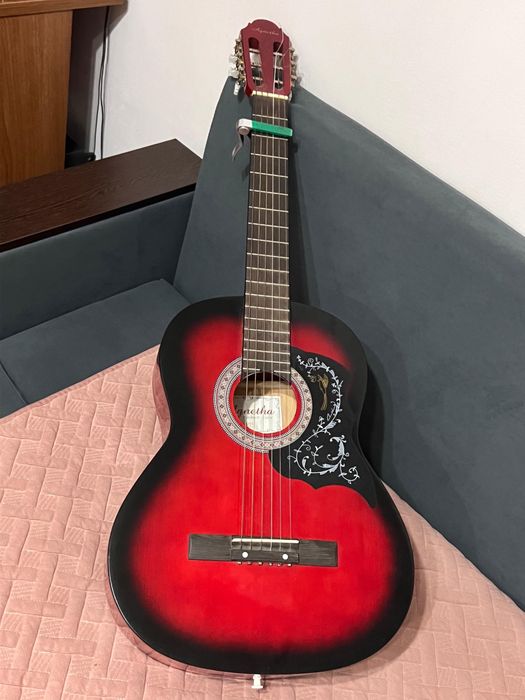 гитара Aghetha красного цвета