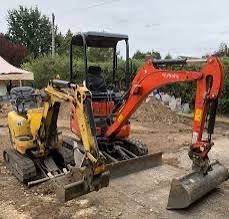 Executam lucrari cu miniexcavator