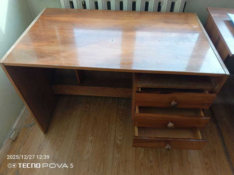 Продается б/у деревянный письменный стол.