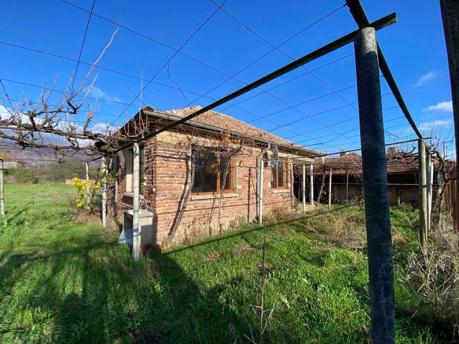 КЪЩА с РЗП 70 кв.м., двор 1200 кв.м., село Васил Левски