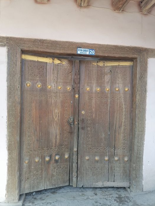 Кадимий дарвоза сотилади