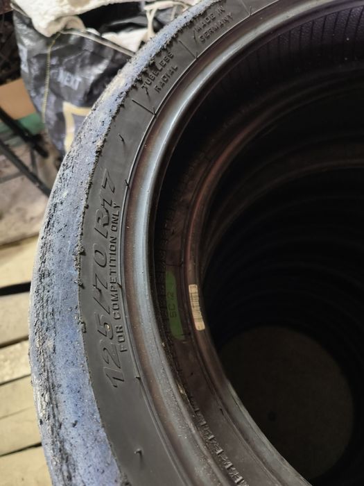 Предни сликове Pirelli и Dunlop