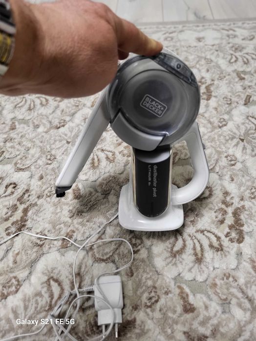 Aspirator auto reincarcabil Blackdecker trage f bine