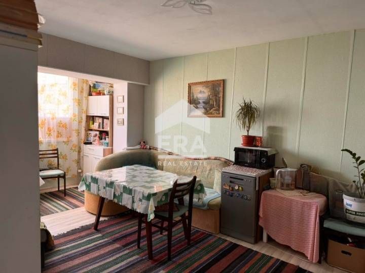ЕКСКЛУЗИВНО! Тристаен, среден апартамент с източно изложение за продаж