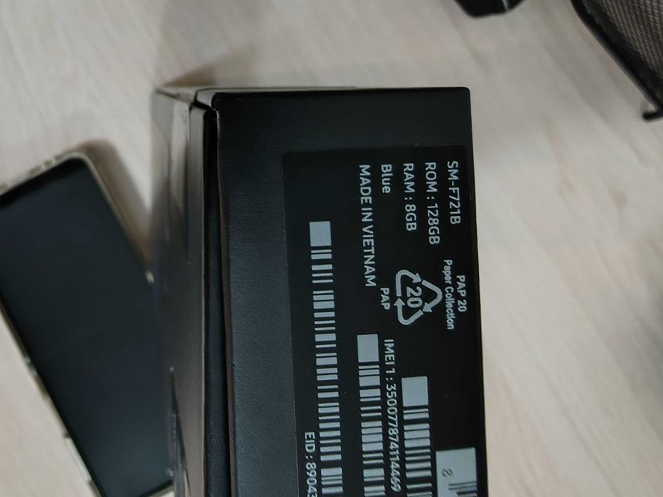 Samsung Z Flip 4 с нов дисплей и батерия