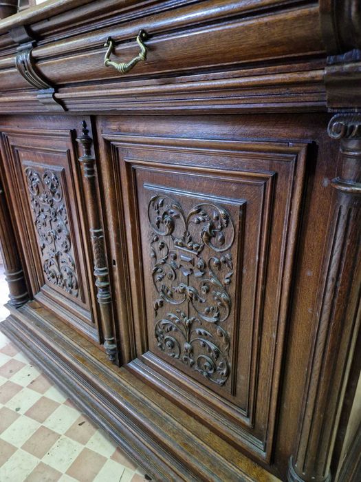 Ръчно резбован дъбов бюфет в стил Неоренесанс, налични два броя