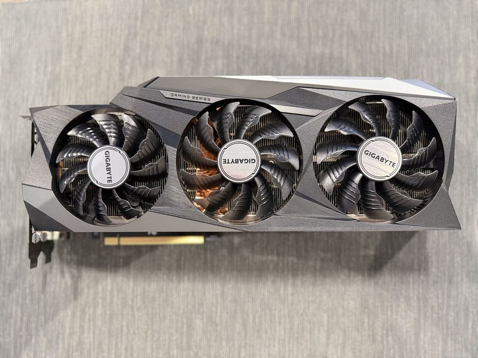 Vând placă video Nvidia GeForce RTX 3080 – stare foarte bună