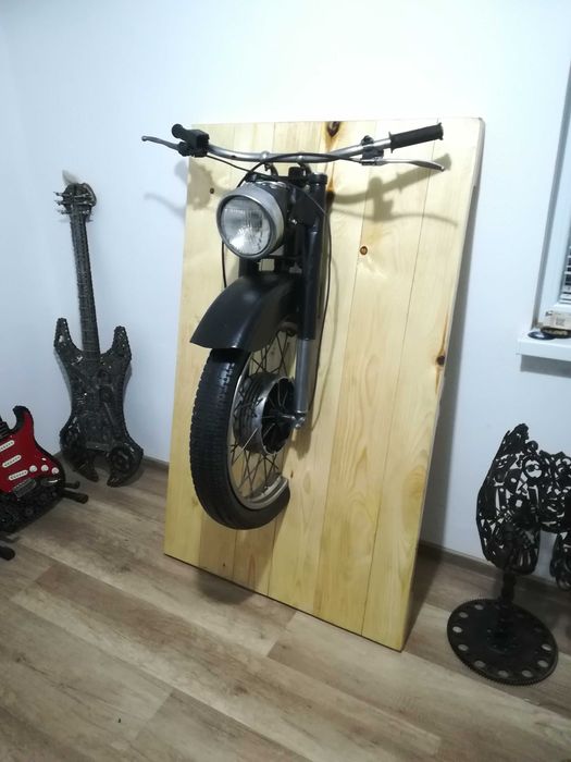 Модерна и стилна нощна лампа от ретро мотор излизащ от стена