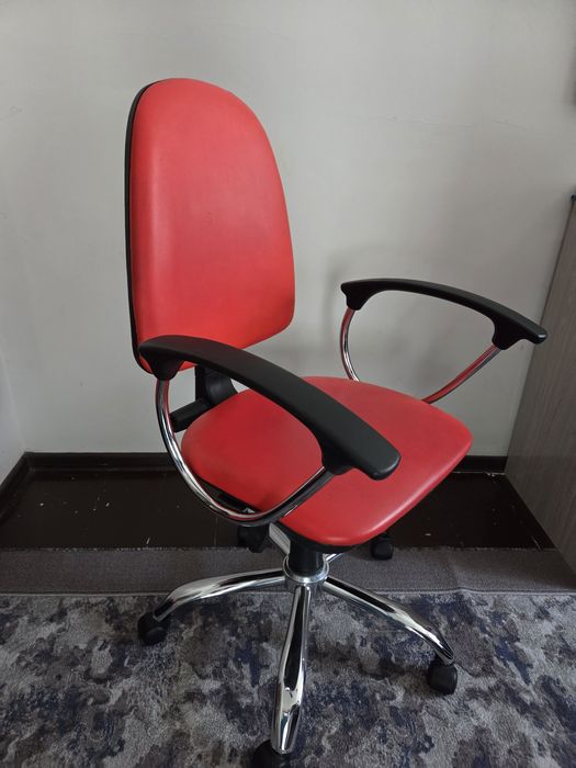 Кресло компьютерное, хорошее состояние.