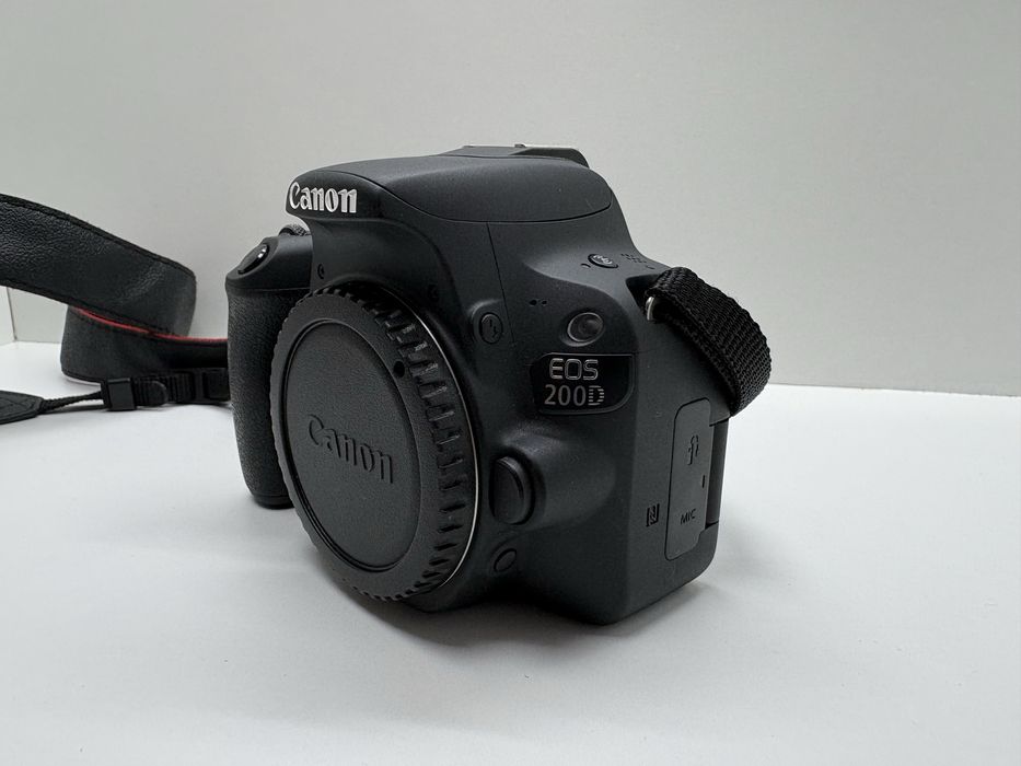 Aparat Foto Canon EDS 200D plus 2 obiective