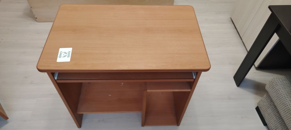 Продавам компютърно бюро