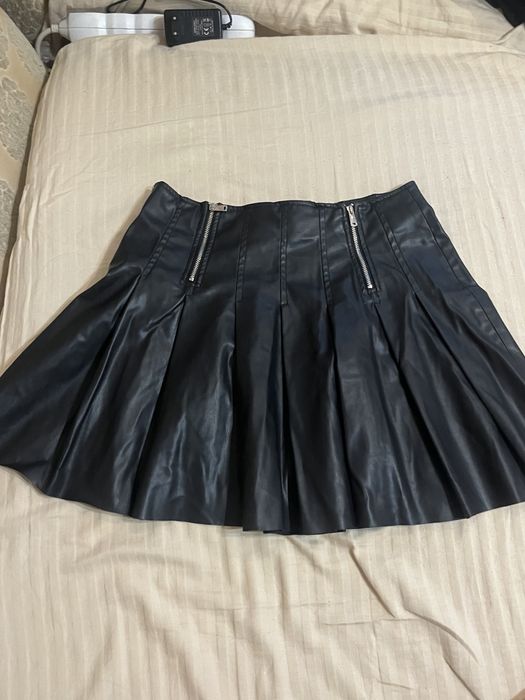 Поли -зара, хм, бершка,  къси, удобни, неносени Размер  - С и М ,