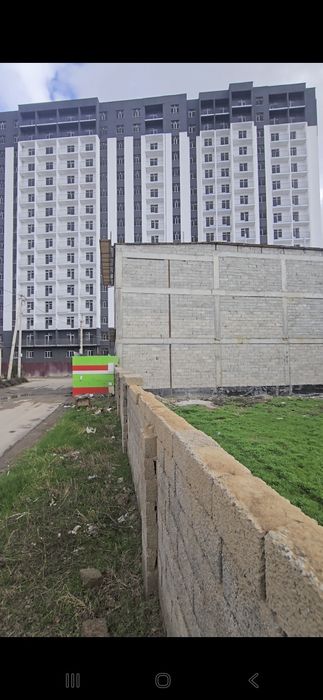 Yer sotiladi 10 sotux 2ta 5 dan yonma yon metroga yaqin joy