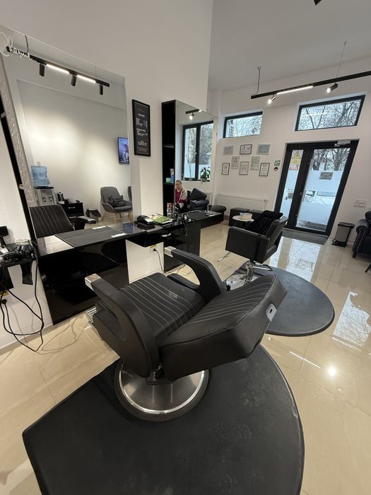 Vand scaun frizerie profesional piele naturala+post de lucru mdf