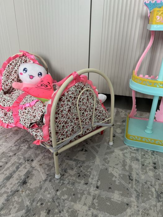 Домик и кровать с игрушкой