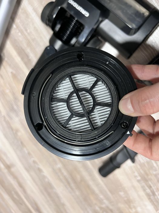 Aspirator vertical cu acumulator