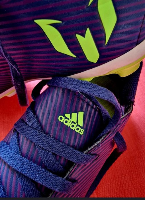 Adidasi Messi Fotbal