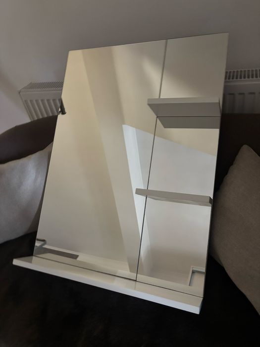 Oglinda cu polite albe