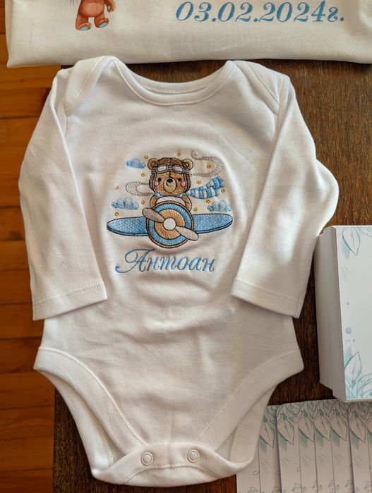 Бебешко боди с име и бродерия