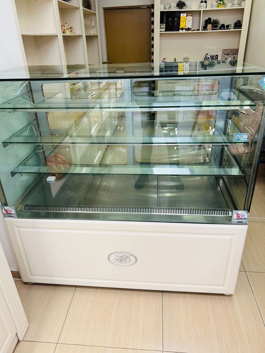 Сладкарска хладилна витрина