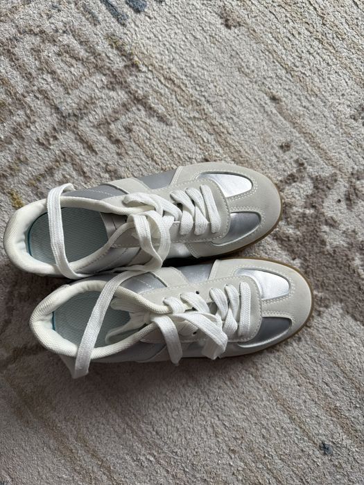 Кроссовки новая