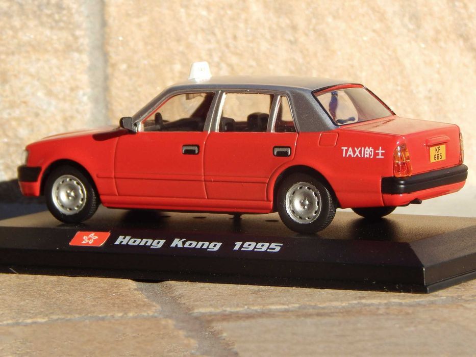 Macheta Toyota Crown Comfort Hong Kong Taxi 1995 cu postament scara 1:43 Amercom