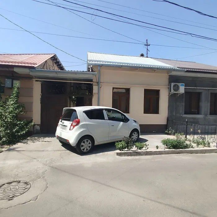 Продаётся дом в Мирабадском районе на Саракульке, участок 1,5 сотки.