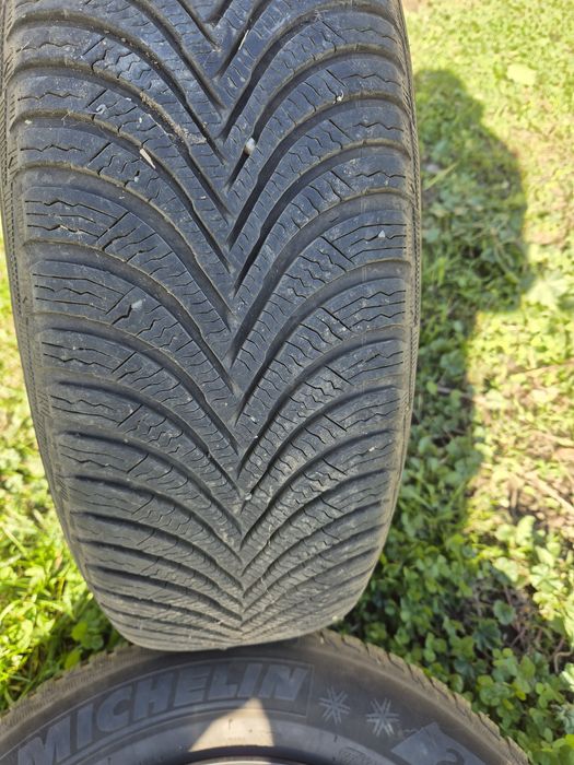 Vând 4 roti de tablă cu cauciucurile pe ele 205/65/R16 de iarna Michel